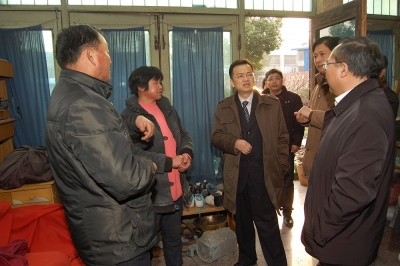 2011年春節(jié)前，公司董事長兼黨委書記潘建清親自到群益村村民家中走訪慰問